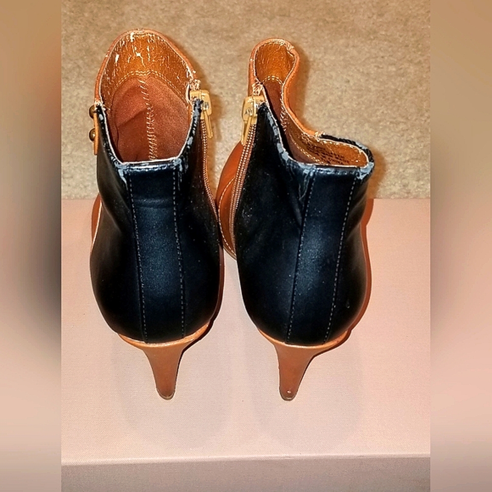 Nicole Miller Tan and Black Ankle Boots with Classic Silhouette Size 7.5 - Picture 3 of 5
